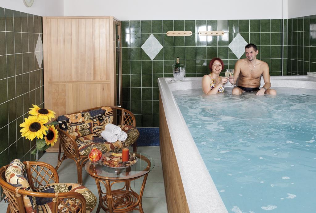 Wellness Hotel Marlin Nová Pec Buitenkant foto